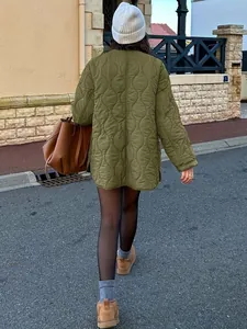 Rückansicht einer stilvollen olivgrünen Steppjacke mit Wellensteppung und lockerer Passform