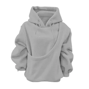 Detail van grijze oversized fleece hoodie met een grote functionele huisdiierzak