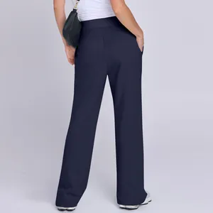 Rückansicht einer dunkelblauen Freizeithose mit hoher Taille für Damen im Studio.