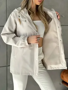 Vue détaillée d'un coupe-vent imperméable beige ajusté pour femmes avec capuche