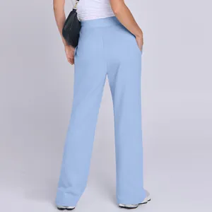 Rückansicht einer hellblauen, hoch taillierten, lässigen Jogginghose mit weitem Bein