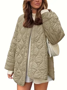 Detailansicht der olivgrünen Steppjacke mit Rundhalsausschnitt und Wellenmuster