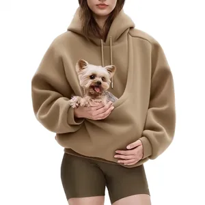 Oversized fleece hoodie met functionele zak voor huisdieren en een kleine hond.