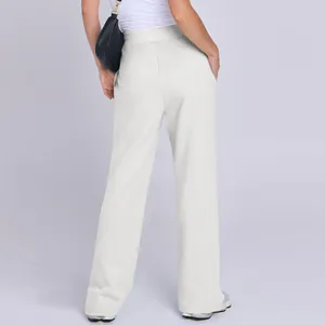 Rückansicht einer cremeweißen Damen-Jogginghose mit hoher Taille aus weichem Fleece-Stoff.