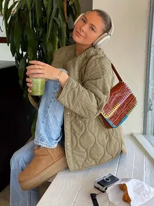 Olivgrüne gesteppte Baumwolljacke mit Rundhalsausschnitt für herbstliche Streetwear