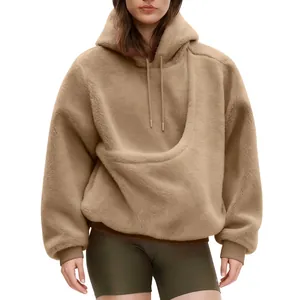 Gedetailleerd overzicht van de oversized pluche huisdiermand zak op de kaki hoodie trui