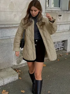 Stylische gesteppte Damenjacke in Khaki, lockere Passform, minimalistisch für Herbstoutfits
