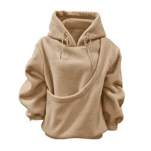 Zachte bruine fleece hoodie met een grote draagzak voor huisdieren vooraan detailweergave.