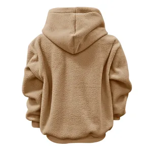 Achteraanzicht van een gezellige oversized bruine fleece hoodie voor de winter