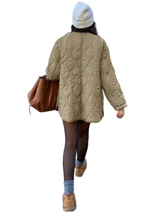 Stilvolle olivgrüne Damen-Steppjacke mit Rundhalsausschnitt und lockerer Passform für Herbst.