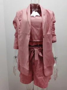 Rosa 3-teiliges Set für Damen mit Blazer, Top und High-Waist-Shorts mit Gürtel