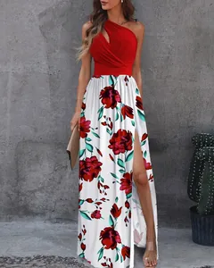 Détail d'une robe longue élégante à une épaule avec fente haute et imprimé floral.