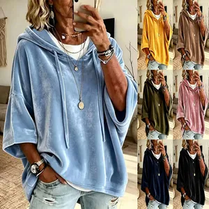 Vista detallada de sudadera de terciopelo con capucha para mujer en varios colores