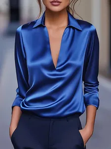 Elegante Detailansicht einer königsblauen Satinbluse mit V-Ausschnitt und Kragendesign