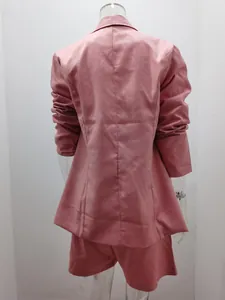 Detaillierte Rückansicht eines rosa einfarbigen Blazers und passender Shorts für Damen