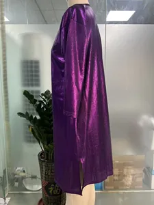 Zijaanzicht van paarse metallic jurk met V-hals, 3/4-mouwen en detail van zijsplit