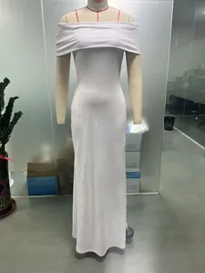 Elegante abito lungo bianco a tubino senza maniche con spalle scoperte su manichino sartoriale.