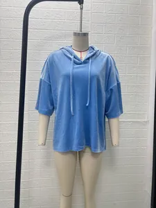 Sudadera con capucha de terciopelo azul claro para mujer con media manga en maniquí.