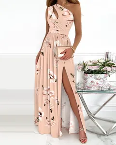 Détail d'une robe longue fleurie à une épaule avec fente haute et découpe épaule.