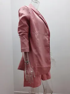Seitenansicht-Detail des pinken Damen-Blazer- und Shorts-Sets auf einer Schaufensterpuppe.