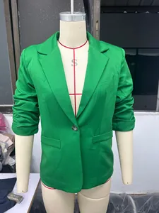 Nahaufnahme eines grünen Damen-Business-Blazers an der Schaufensterpuppe