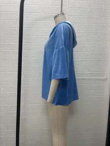 Detalle lateral de una sudadera con capucha de terciopelo azul para mujer con manga tres cuartos