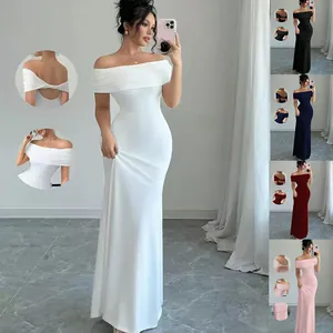 Abito lungo aderente con spalle scoperte mostrato con pannelli di dettagli colorati