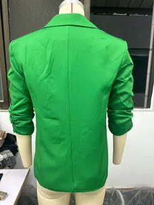 Detaillierte Rückansicht eines hellgrünen Damen-Business-Blazers mit gerafften 3/4-Ärmeln