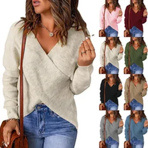 Dettaglio maglia a maniche lunghe con scollo a V incrociato da donna in vari colori