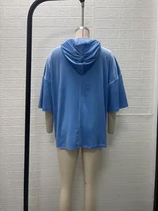 Vista trasera de una sudadera azul de terciopelo extragrande con mangas de tres cuartos