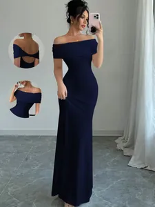 Elegante abito lungo blu navy con spalle scoperte e vestibilità slim per occasioni
