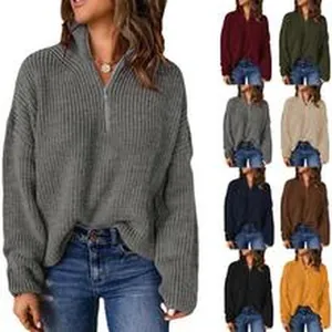 Dettaglio ravvicinato di maglione a coste da donna con zip e diverse varianti di colore