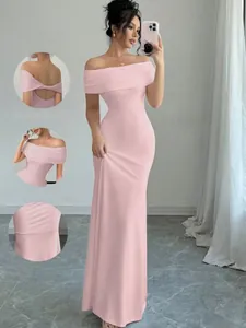 Vista dettagliata di un abito lungo rosa elegante aderente con le spalle scoperte