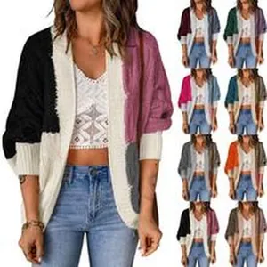 Vista dettagliata del cardigan in maglia da donna con varie combinazioni di colori