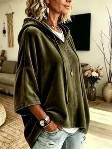Detalle de sudadera con capucha de terciopelo verde oliva extragrande con textura suave.