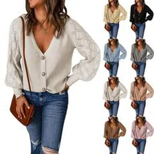 Dettaglio del cardigan in maglia da donna con bottoni e maniche lavorate in diverse varianti