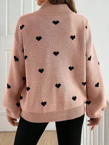 Vista trasera de un suéter de punto rosa con corazones negros y cuello alto