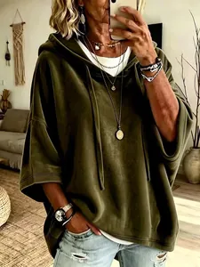 Mujer con sudadera con capucha oversize de terciopelo verde oliva y mangas 3/4.