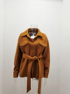 Elegante Detailansicht der camelbraunen Wolljacke mit Revers und Bindegürtel.