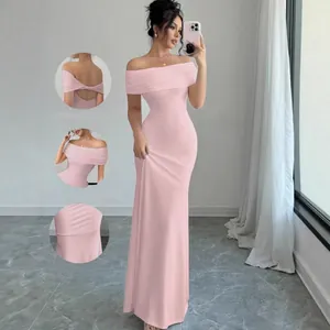 Elegante abito lungo rosa con spalle scoperte e silhouette a sirena aderente e sofisticata.