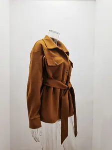 Detailansicht eines braunen Damen-Wollmantels mit Gürtel und Reverskragen von der Seite