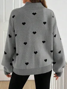 Vista posterior de un suéter de punto gris con corazones negros y borde acanalado