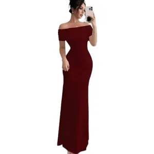 Elegante abito lungo bordeaux con scollo a barca, vestibilità aderente e lunghezza maxi.