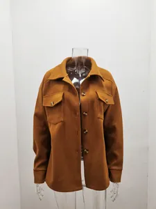 Vorderansicht einer braunen Wolljacke mit Reverskragen und Brusttaschen für Damen