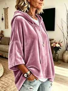 Detalle de sudadera con capucha de terciopelo rosa para mujer con cordón y corte holgado
