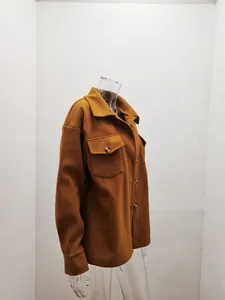 Detaillierte Seitenansicht einer braunen Wollmischjacke auf einer Schaufensterpuppe