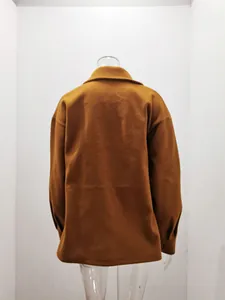 Rückansicht der Damen Wolljacke in Karamellbraun mit Reverskragen und langen Ärmeln