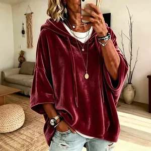 Sudadera informal de terciopelo burdeos para mujer con mangas de tres cuartos en un estilo de hogar