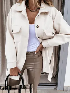 Schicker cremefarbener Wollmantel mit Revers und Gürtel für den modischen Herbst-Winter
