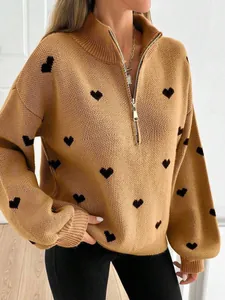 Detalle de cerca de un suéter de punto con estampado de corazones y cremallera metálica